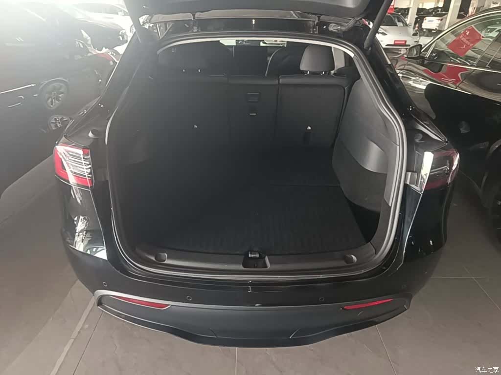 Tesla Model Y, 2024 19
