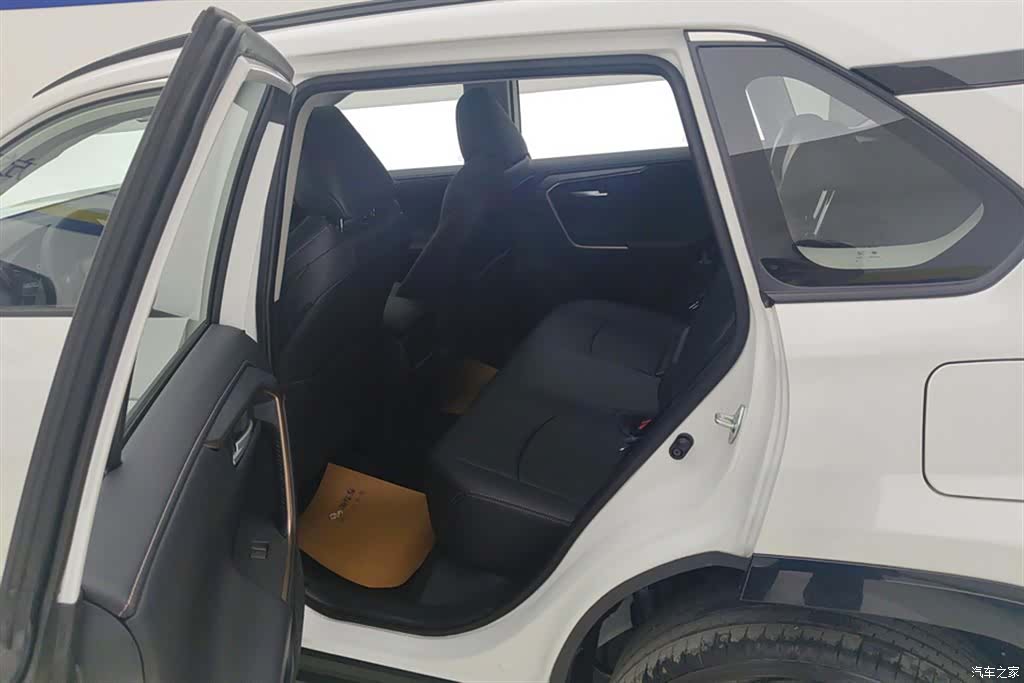 Toyota Wildlander, 2026 11