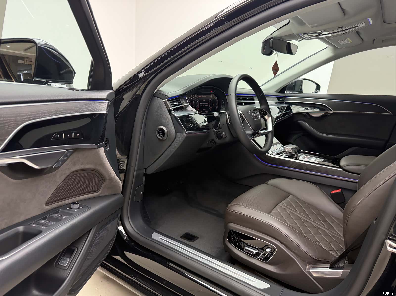 Audi A8L, 2022 14
