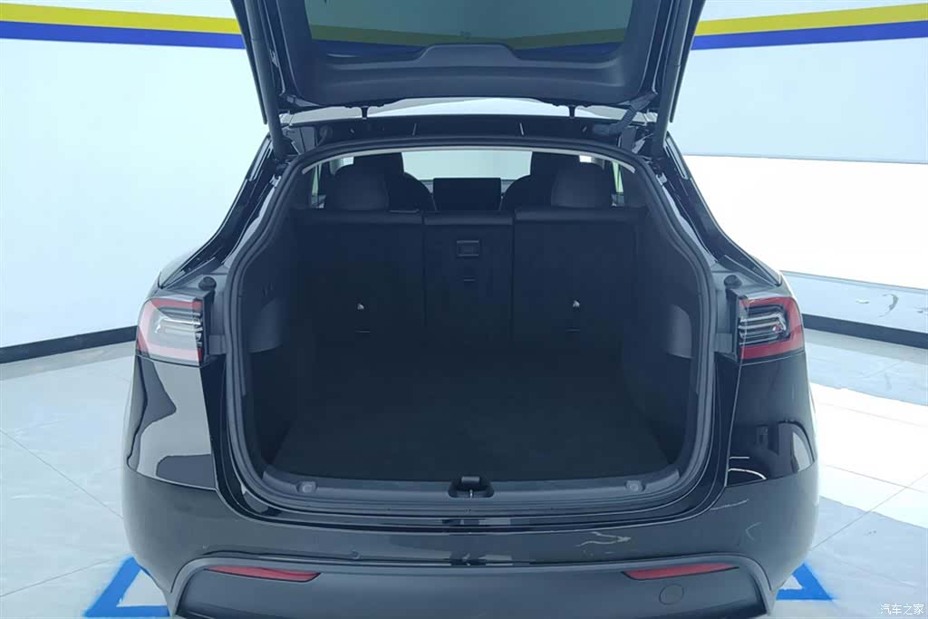 Tesla Model Y, 2023 4