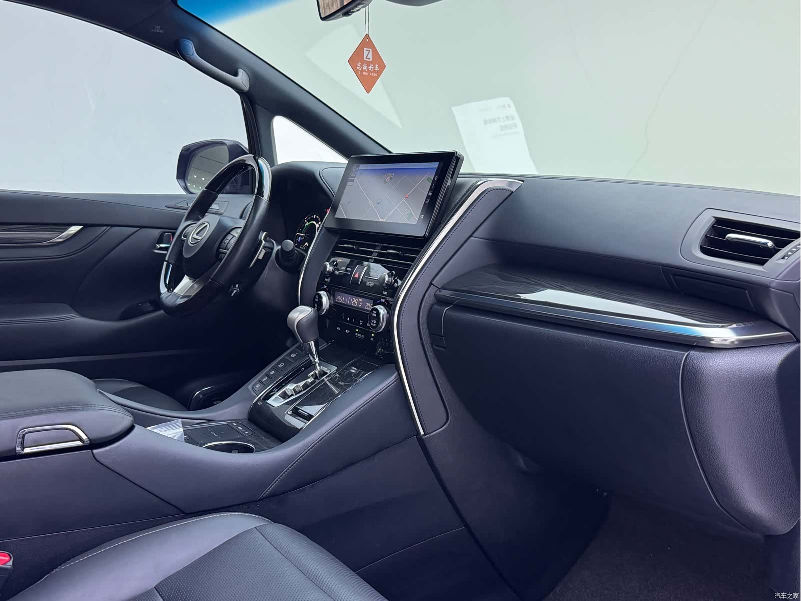 Lexus LM, 2023 12