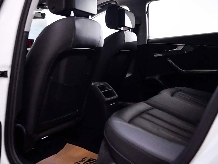 Audi A4L 2022, фото 9