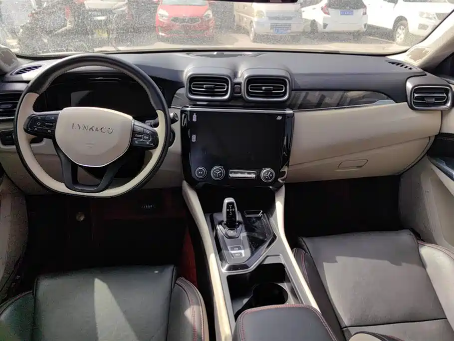 Lynk & Co 02