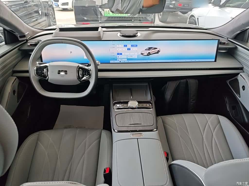 Geely E8, 2025 10