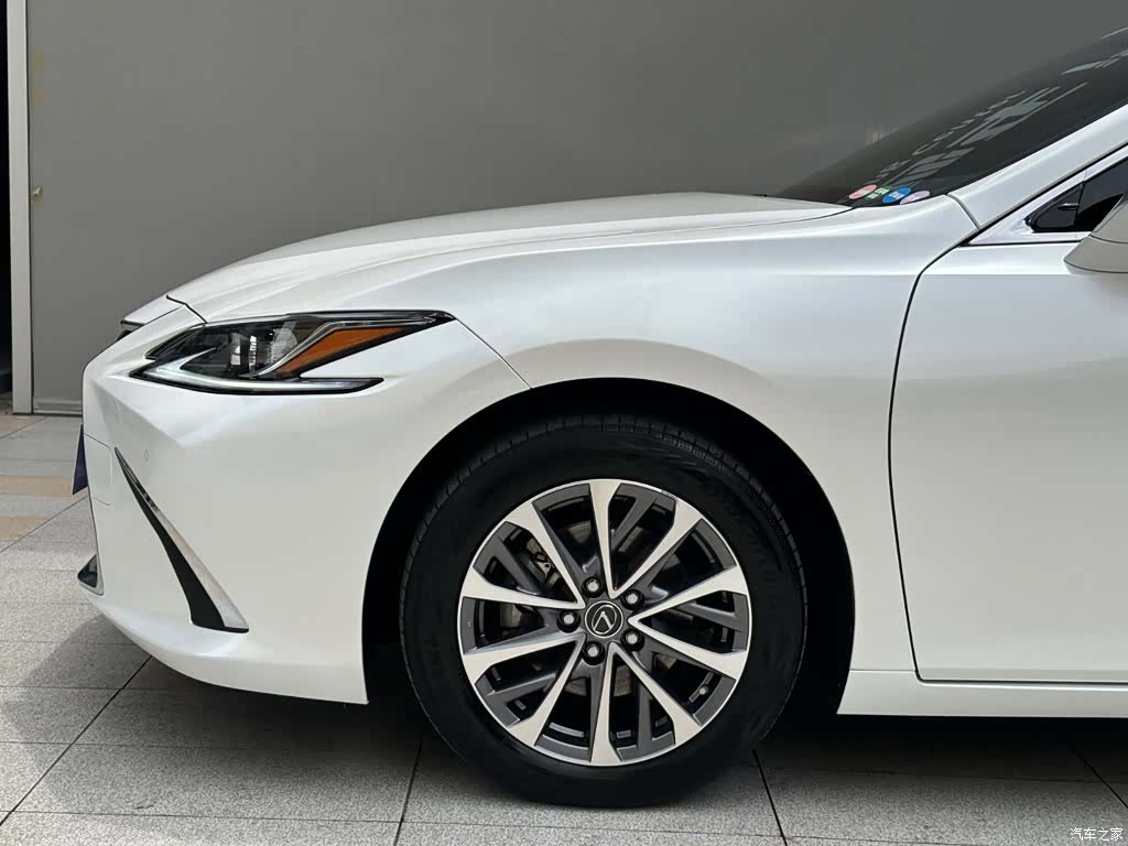 Lexus ES, 2024 все фото