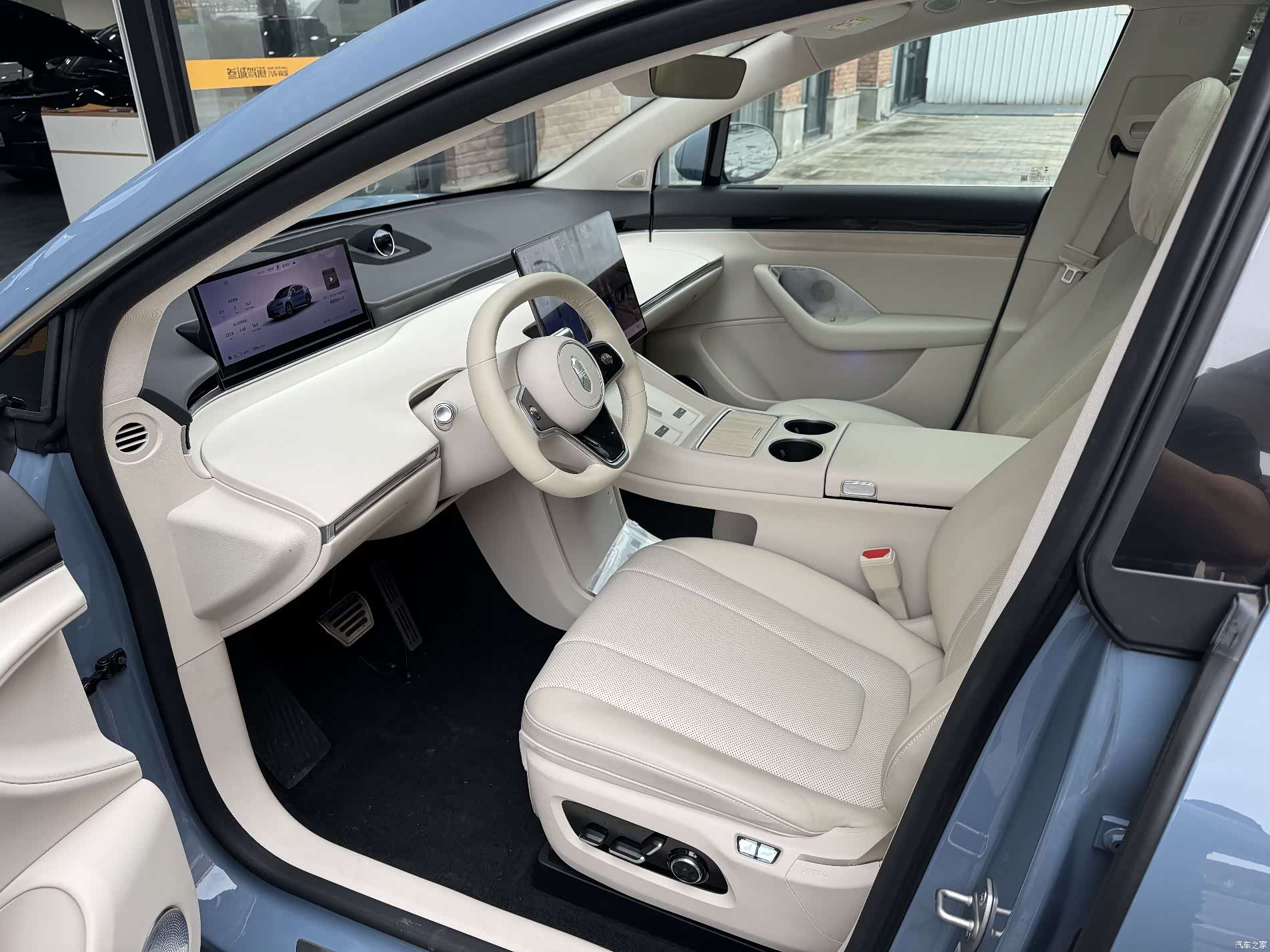 Luxeed R7, 2025 7