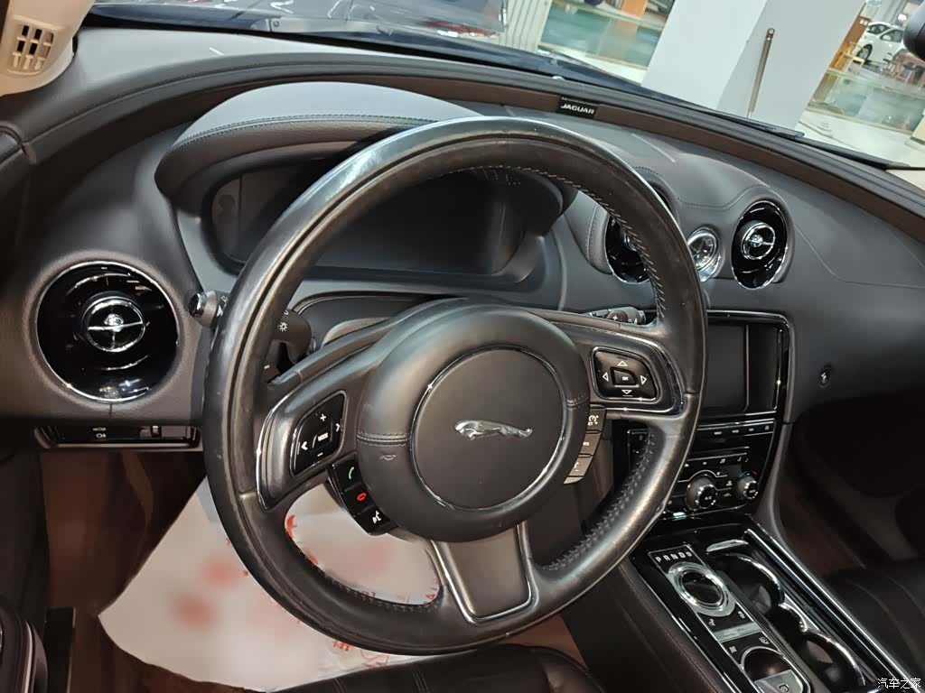 Jaguar XJ, 2015 8