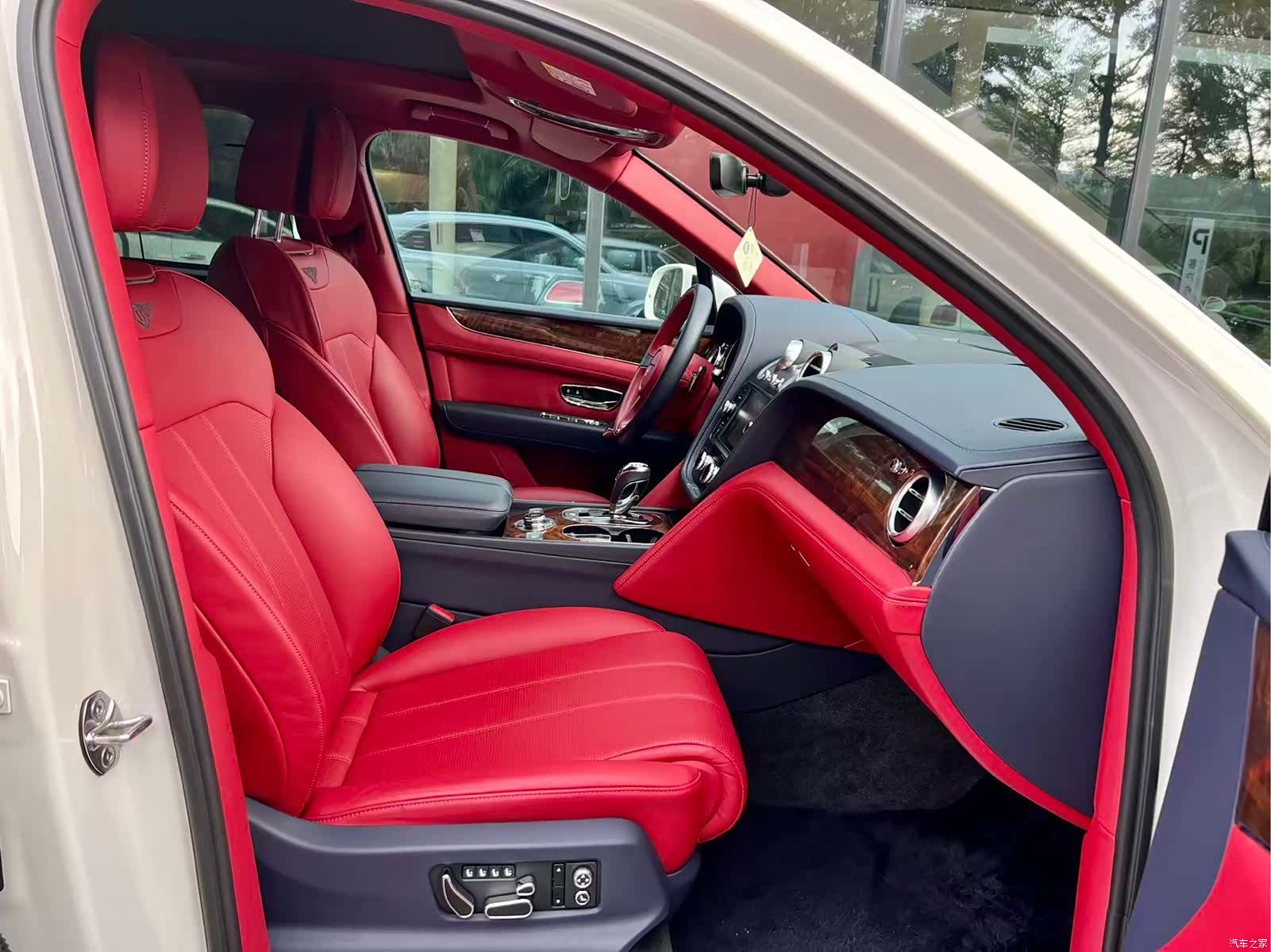Bentley Bentayga, 2020 10