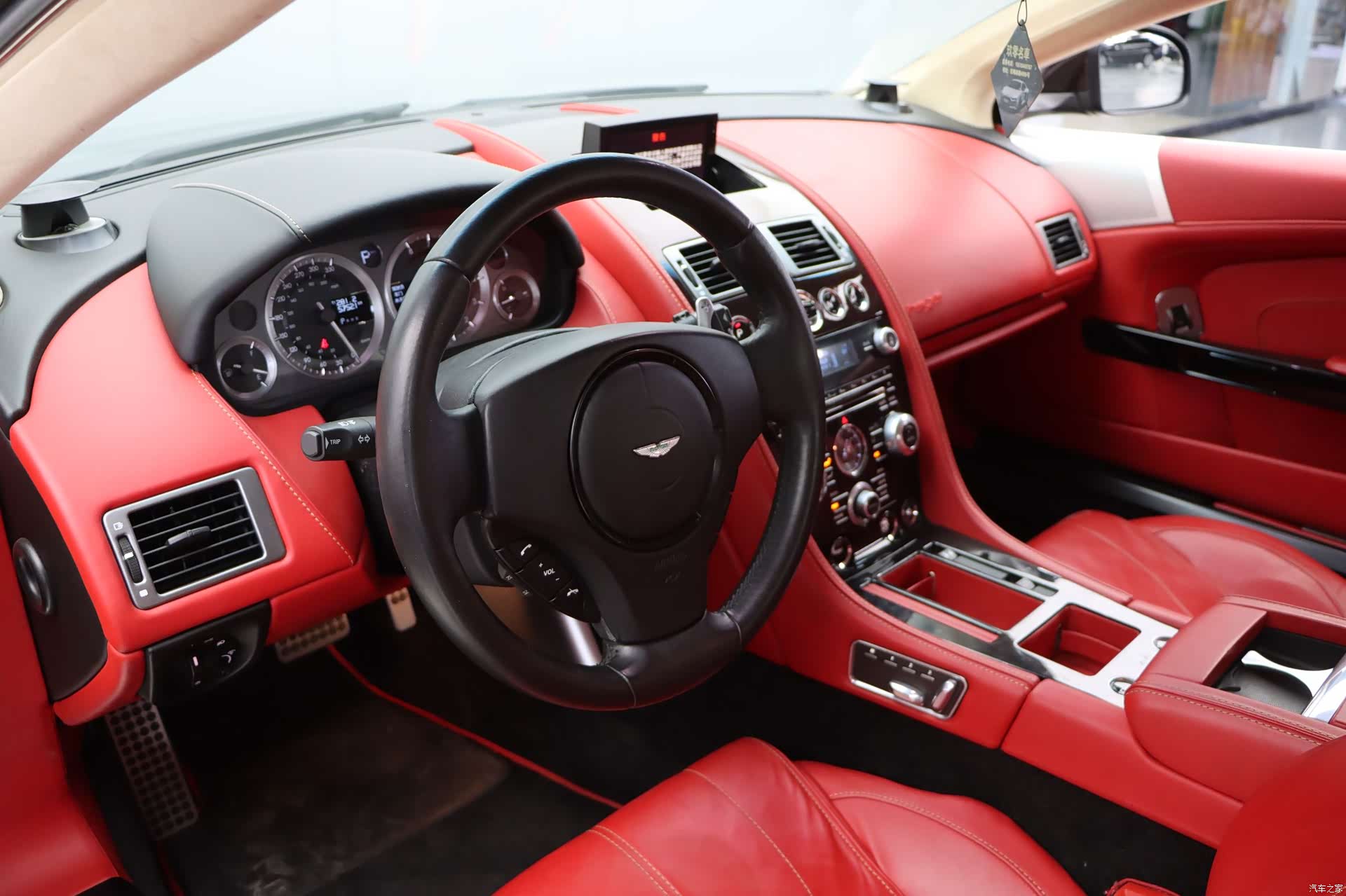 Aston Martin Virage, 2012 11