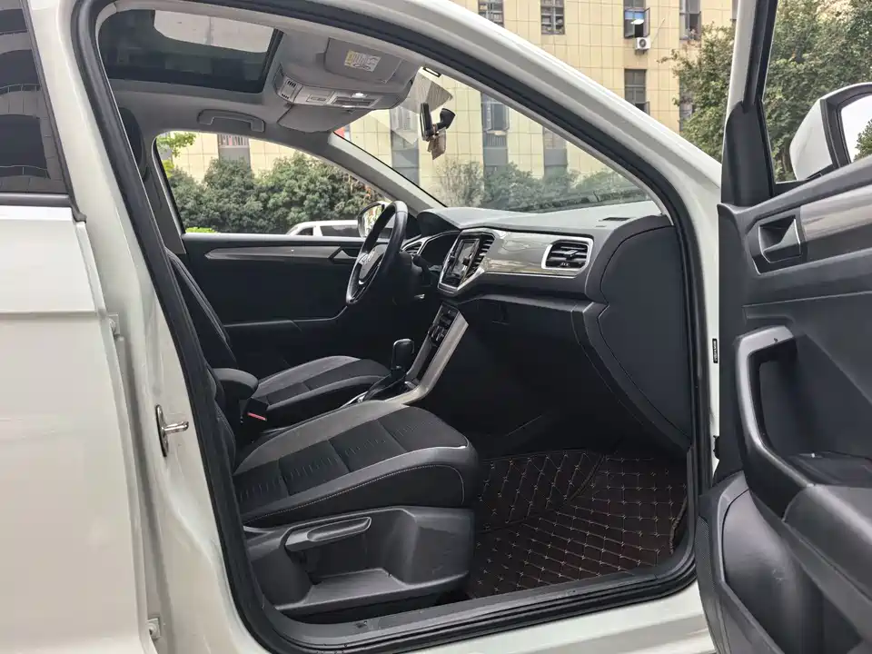 Volkswagen T-ROC exploring Songs