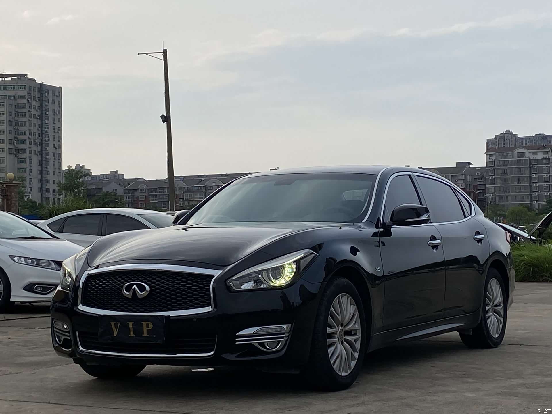 Infiniti Q70
