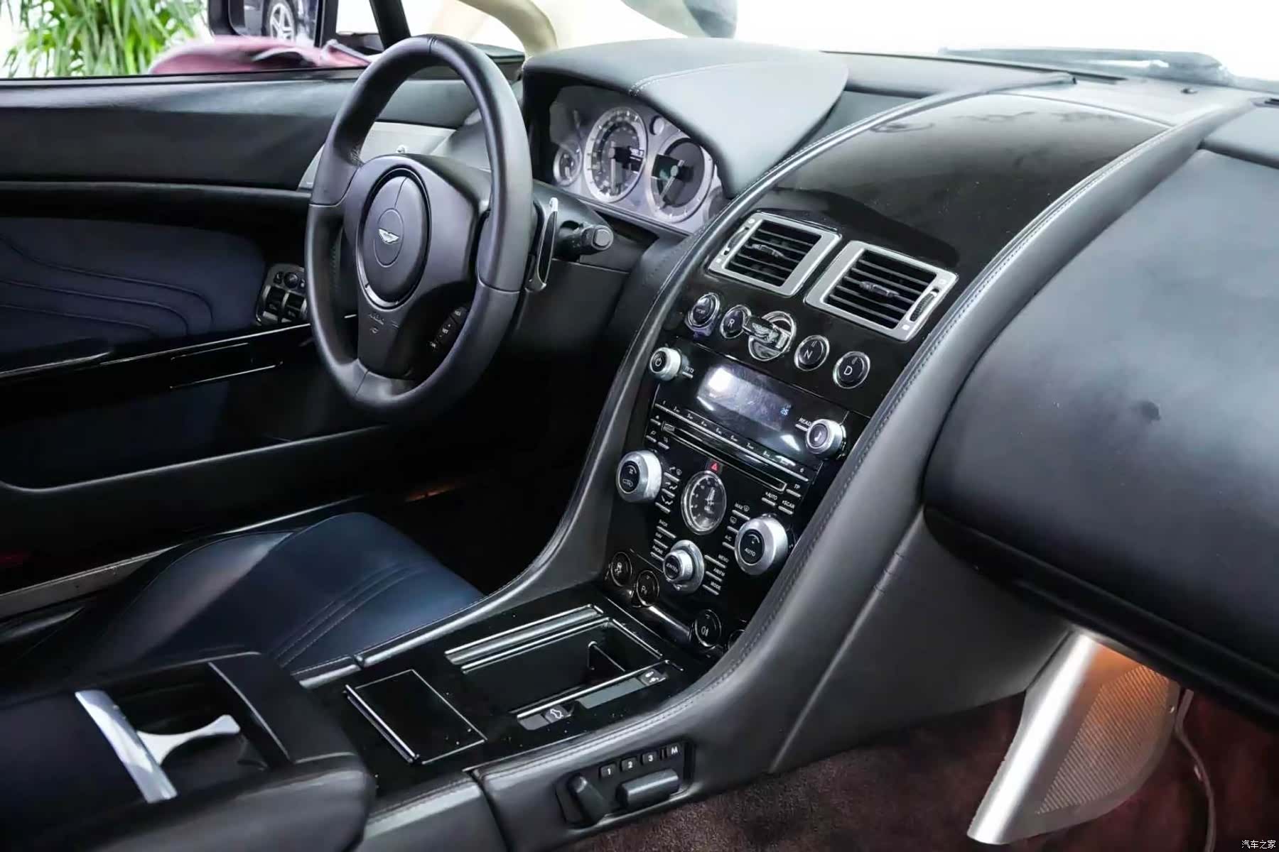 Aston Martin Vantage, 2013 4