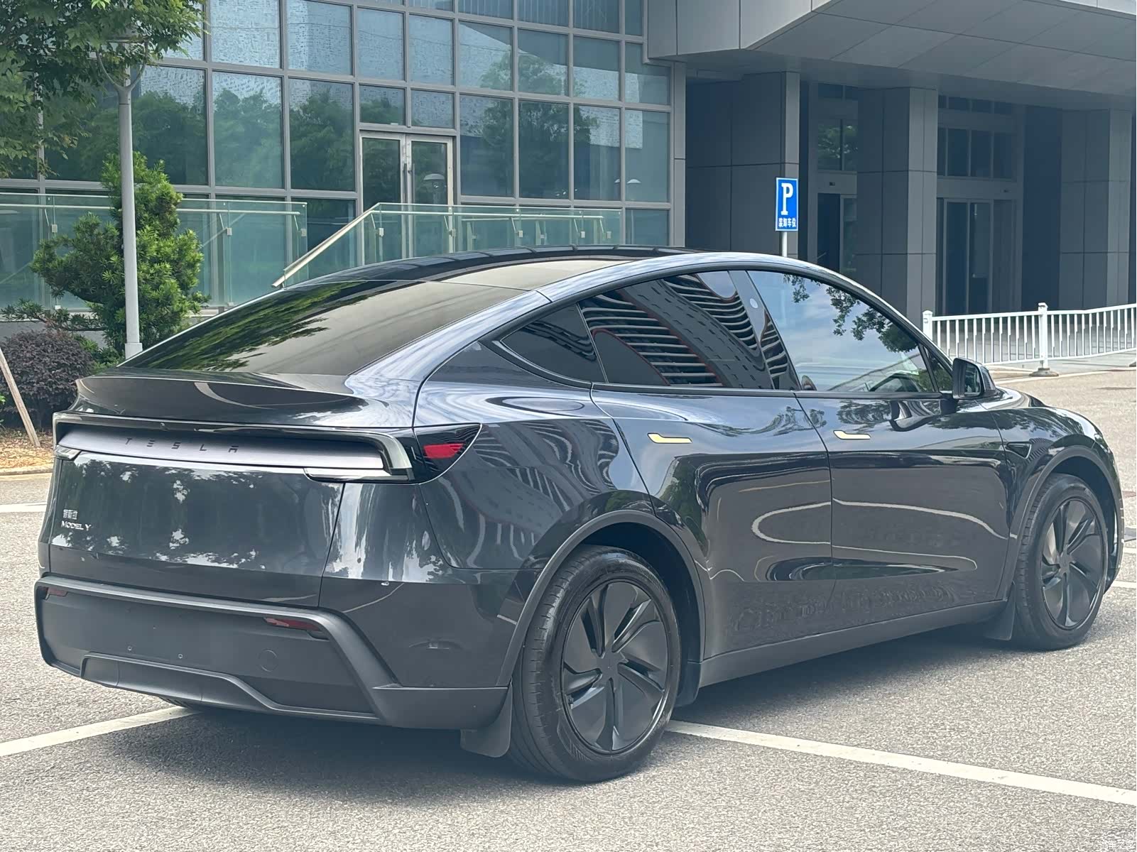 Tesla Model Y, 2025 17