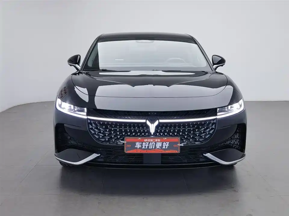 VOYAH Lantu chasing light