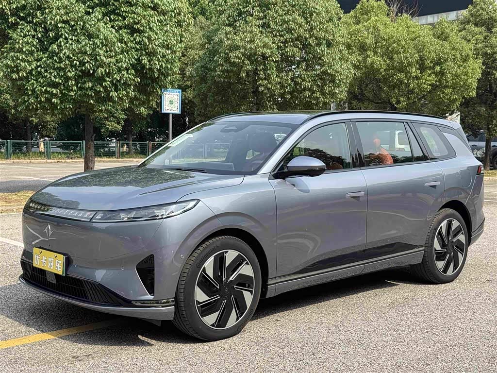 Dongfeng eπ008