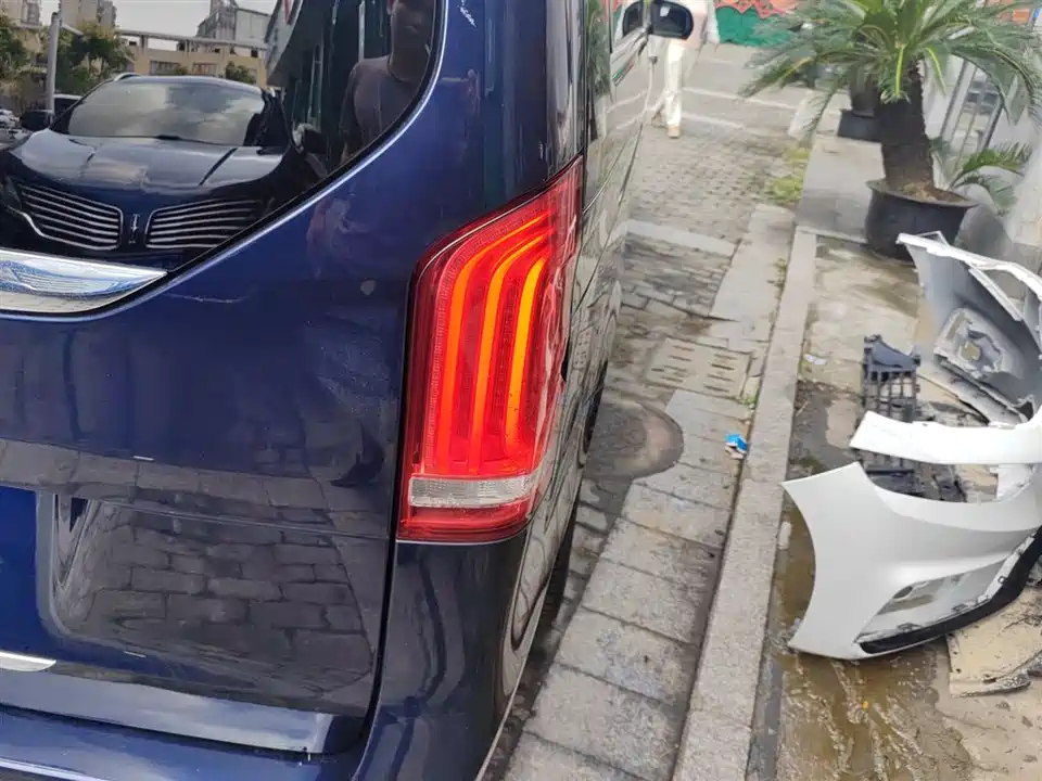 Mercedes-Benz V-class