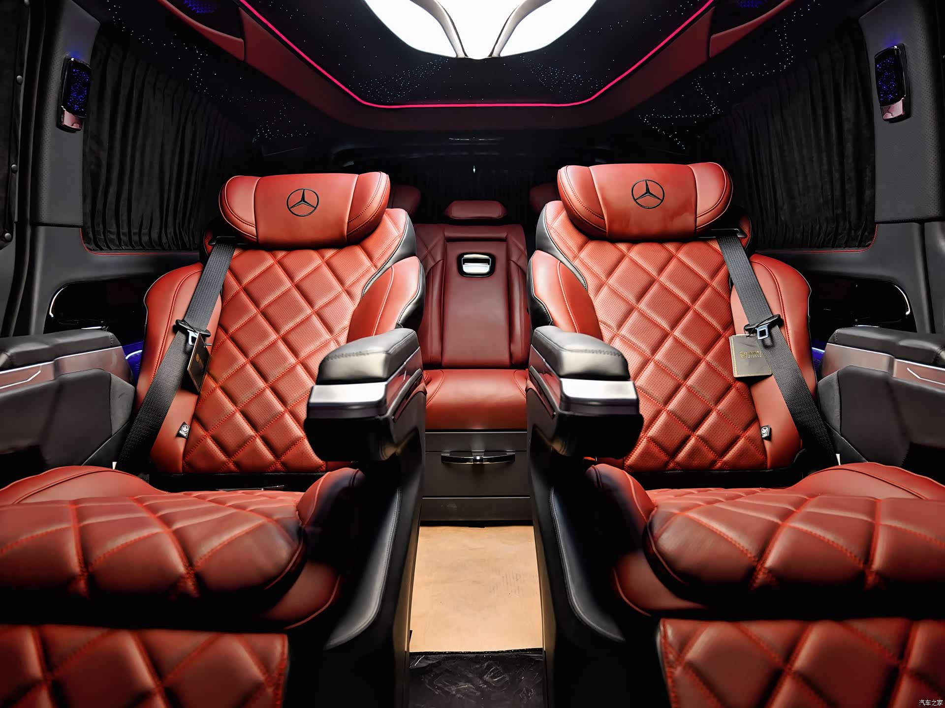 Mercedes-Benz 7, 2025 19