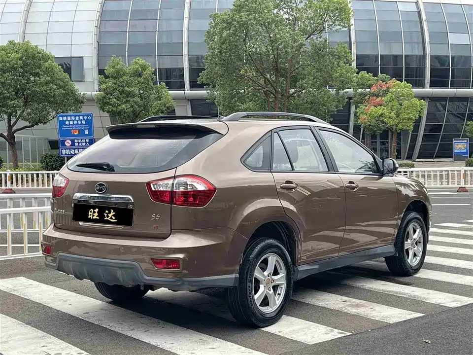 BYD S6