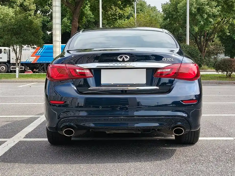 Infiniti Q70