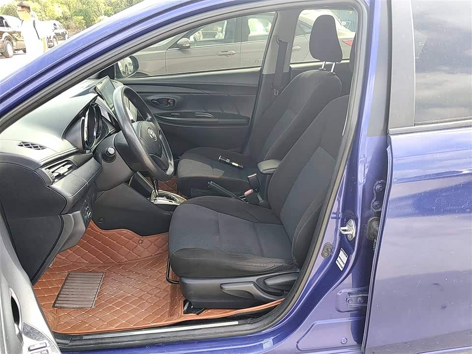 Toyota YARiS L to enjoy