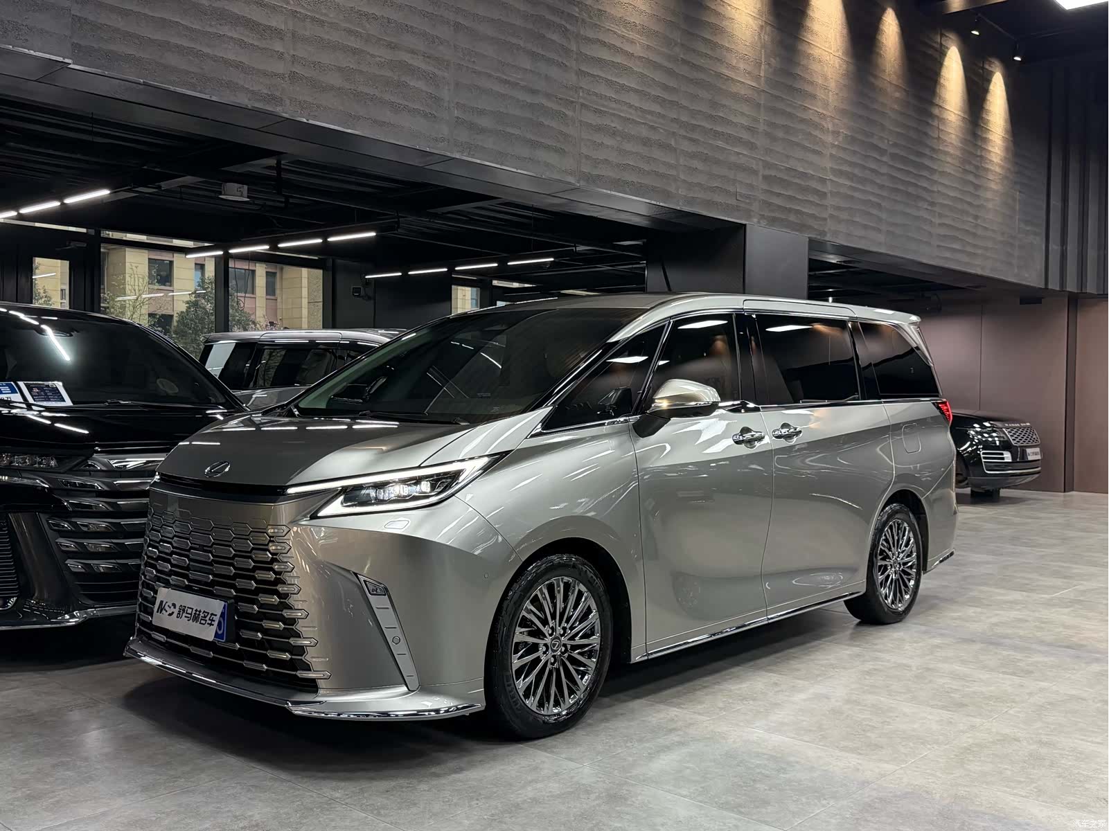Lexus LM