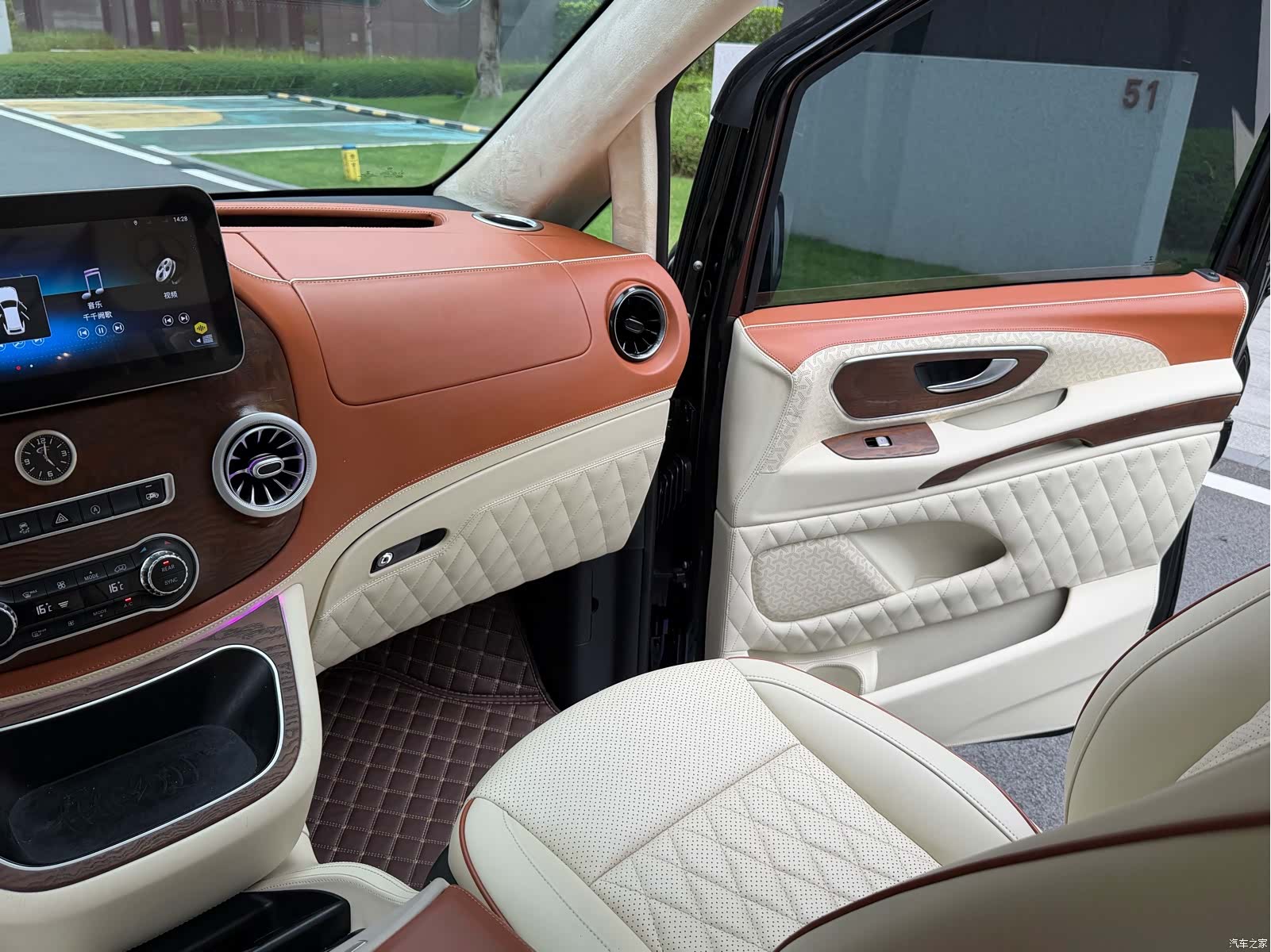Mercedes-Benz 7, 2022 16