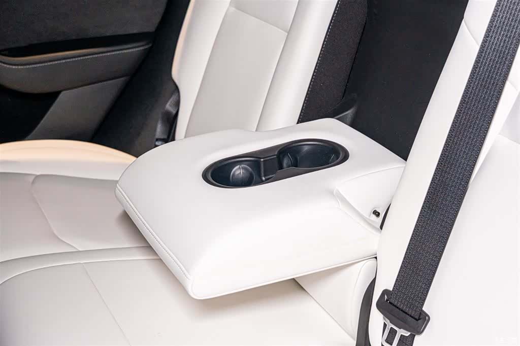 Tesla Model Y, 2023 16