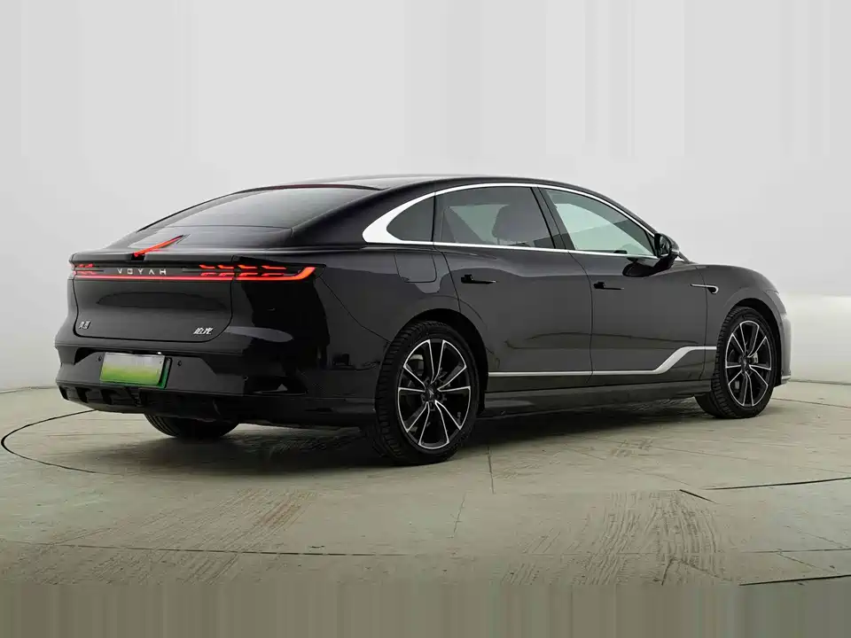 VOYAH Lantu chasing light