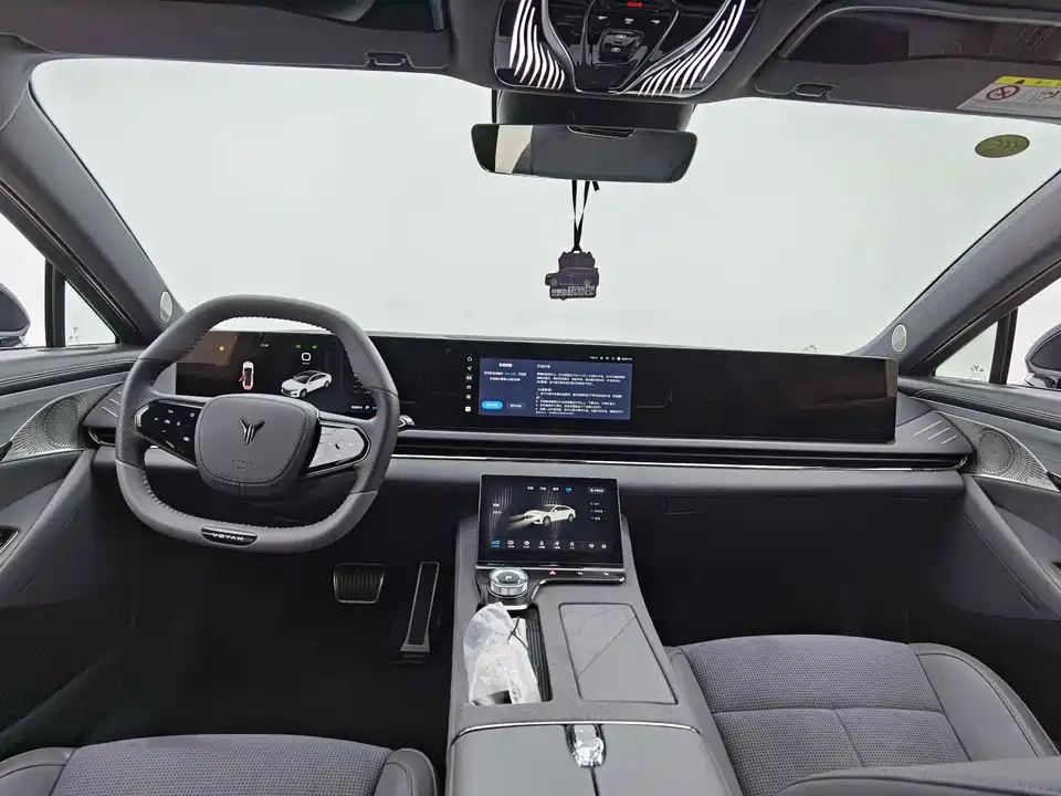 VOYAH Lantu chasing light