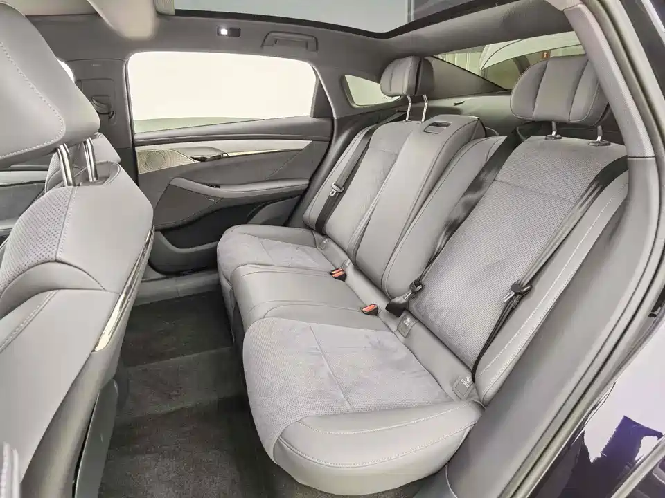 VOYAH Lantu chasing light