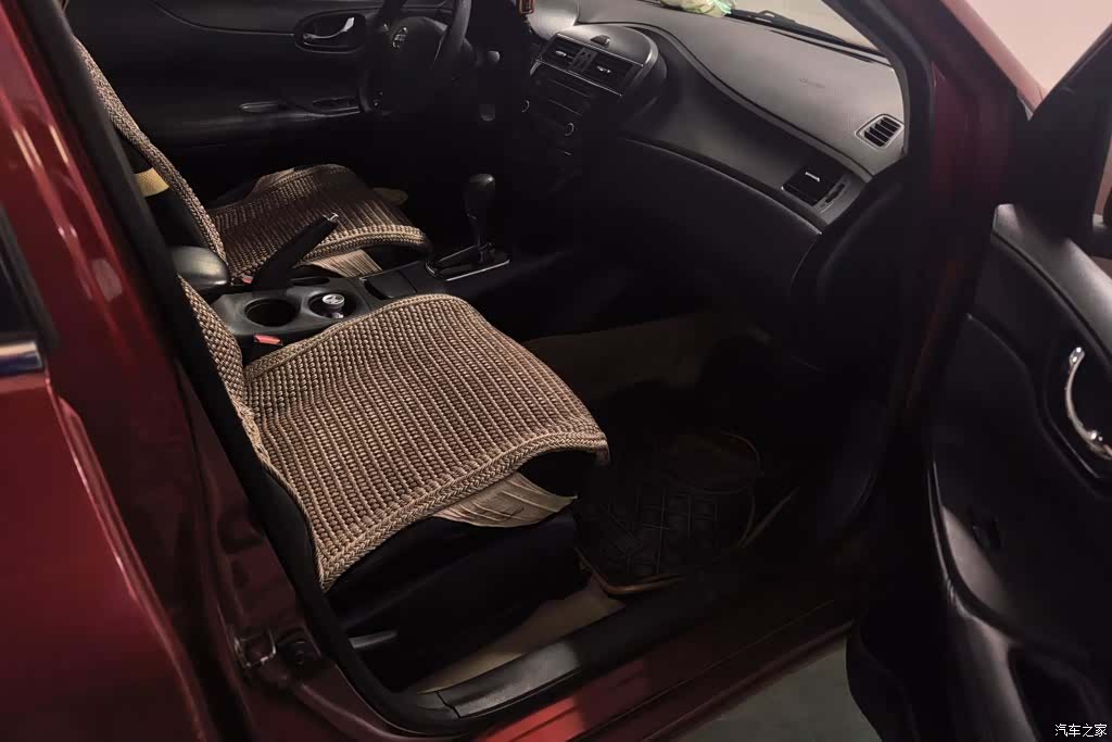 Nissan Tiida, 2012 8