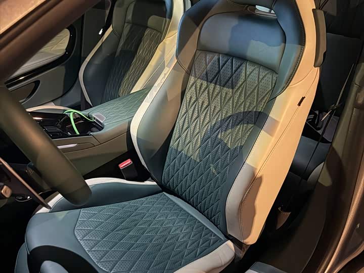 Aston Martin DB12 2023 4.0T V8 Coupe
