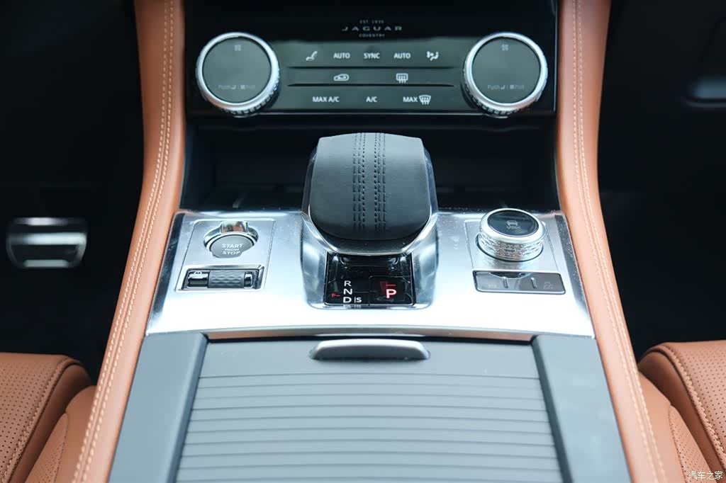 Jaguar F-PACE, 2025 15