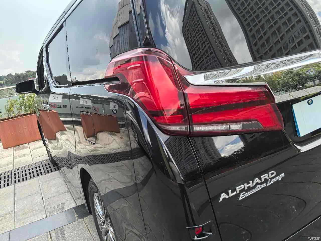 Toyota Alphard, 2022 11