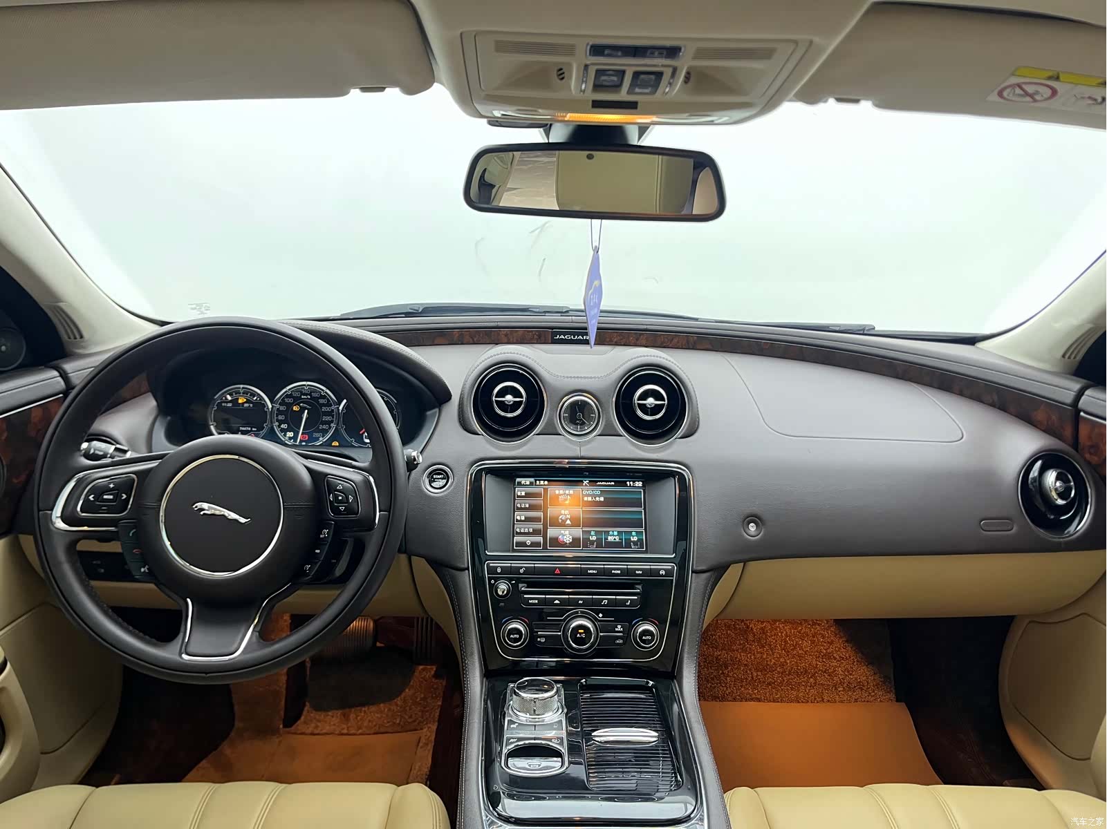 Jaguar XJ, 2015 4
