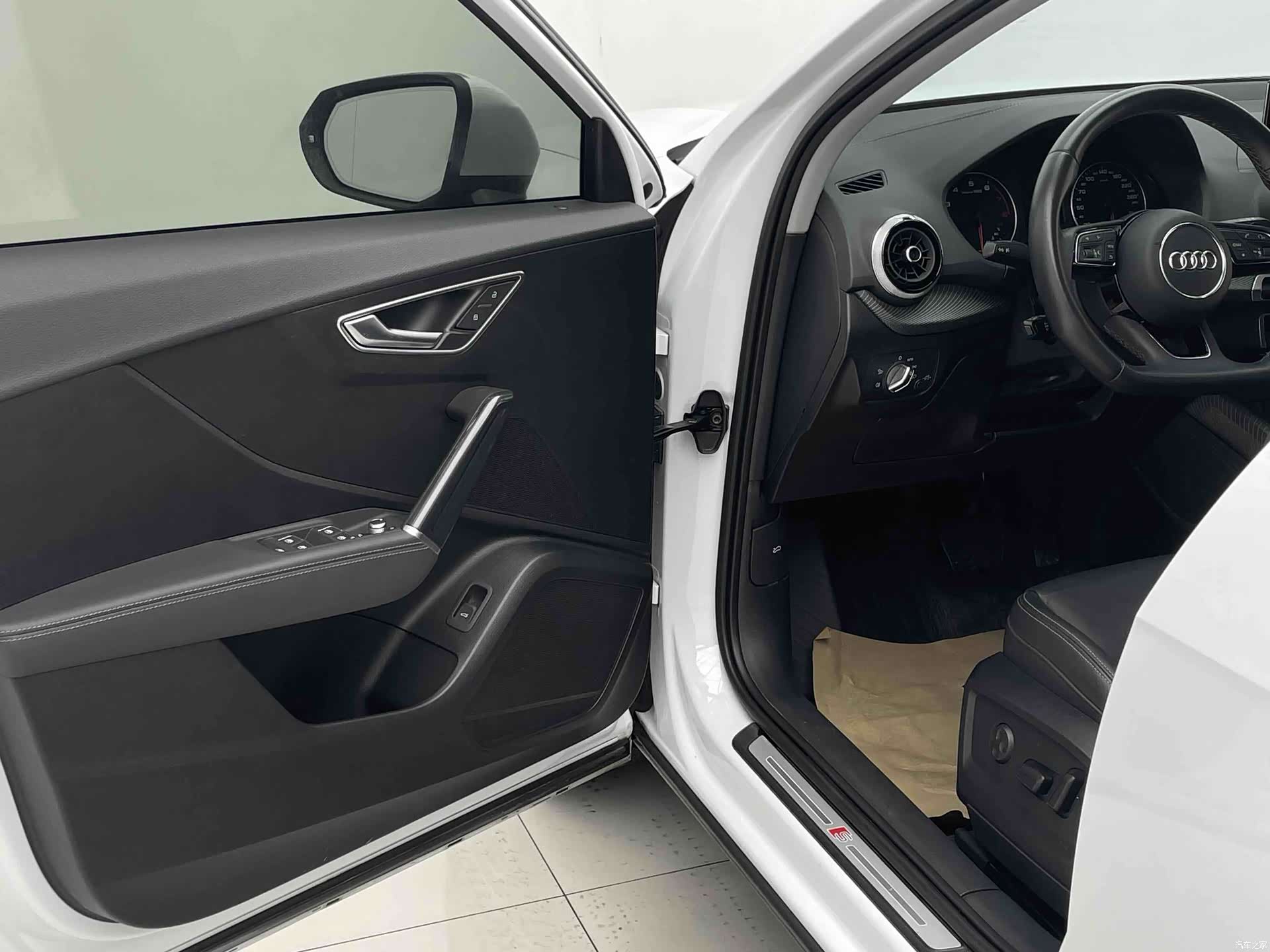 Audi Q2L, 2023 13