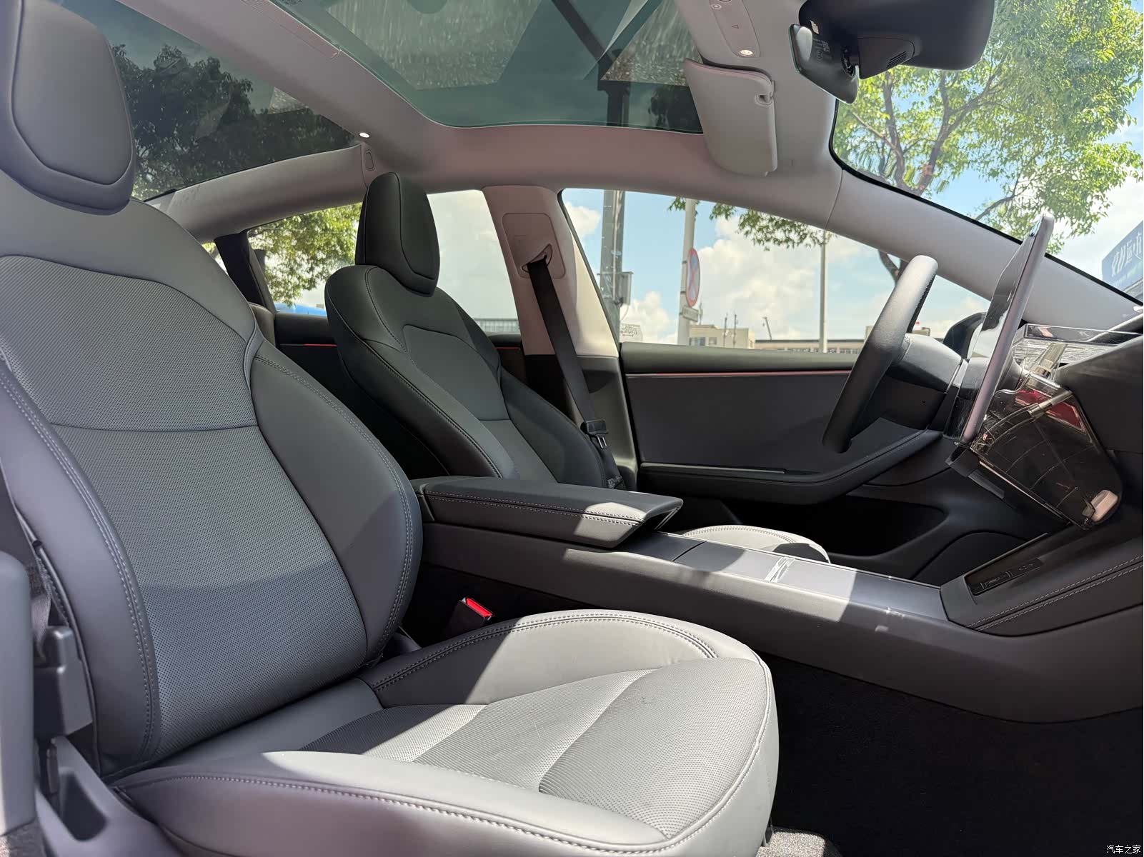 Tesla Model 3, 2025 11