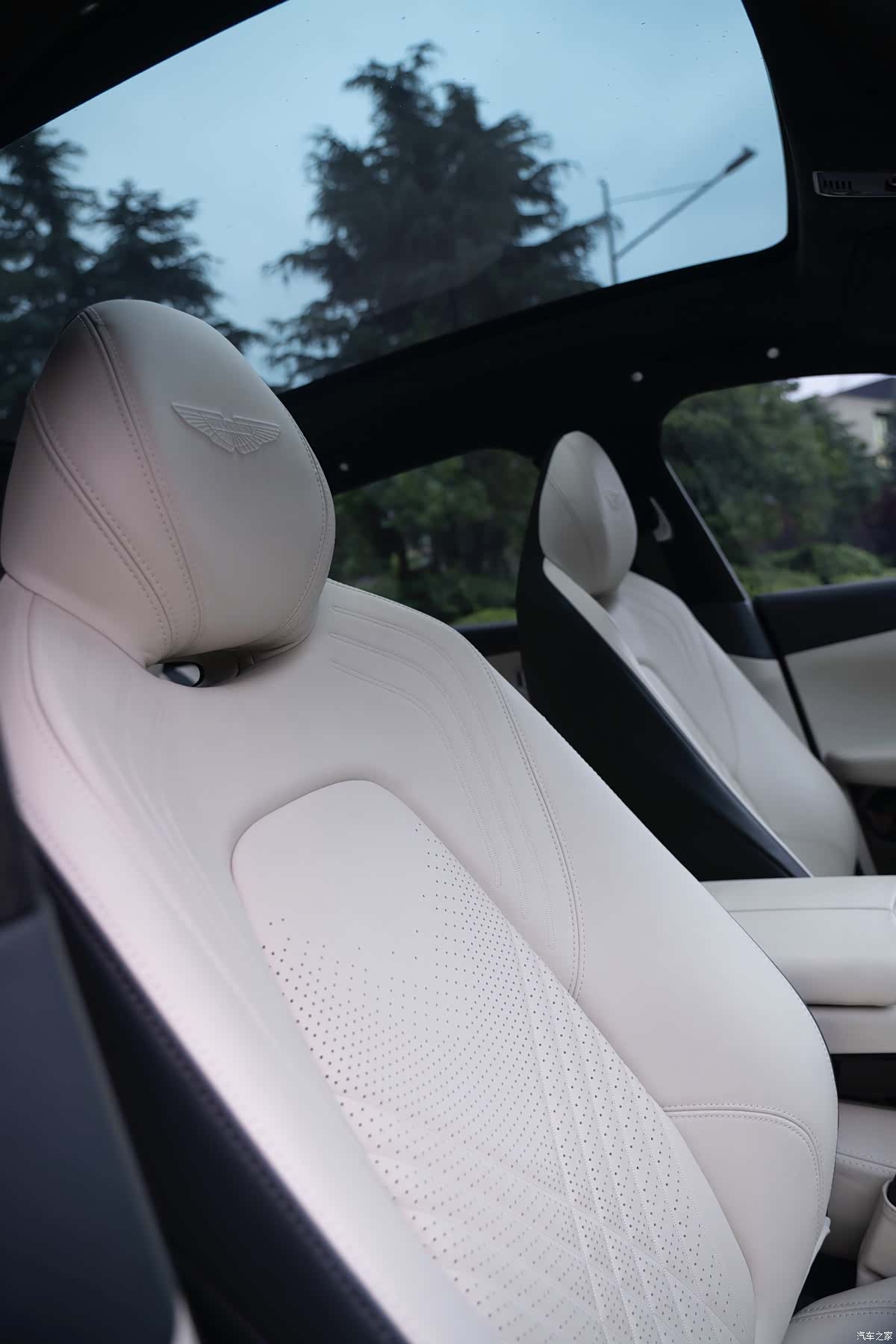 Aston Martin DBX, 2026 24
