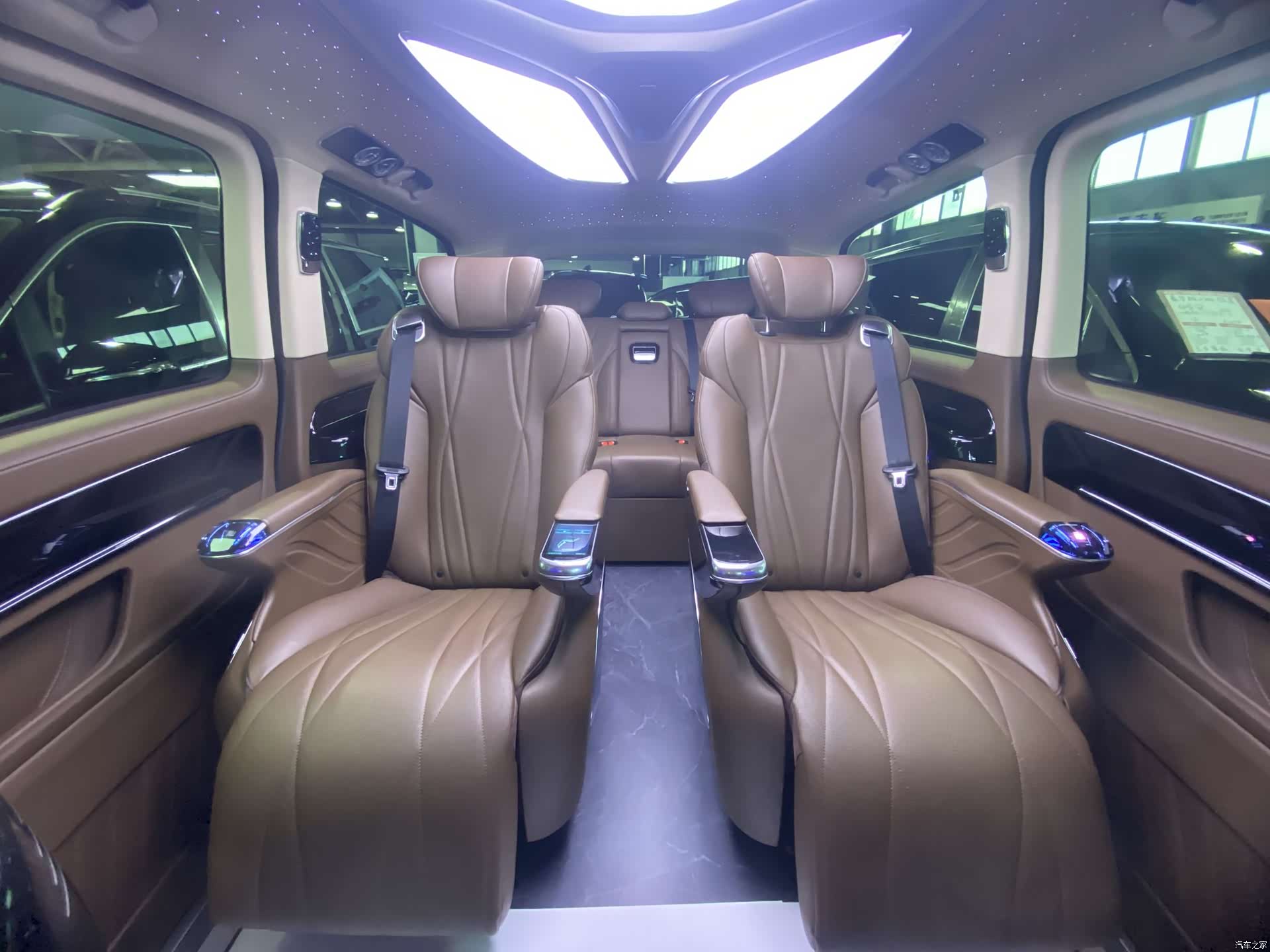 Mercedes-Benz 7, 2025 11