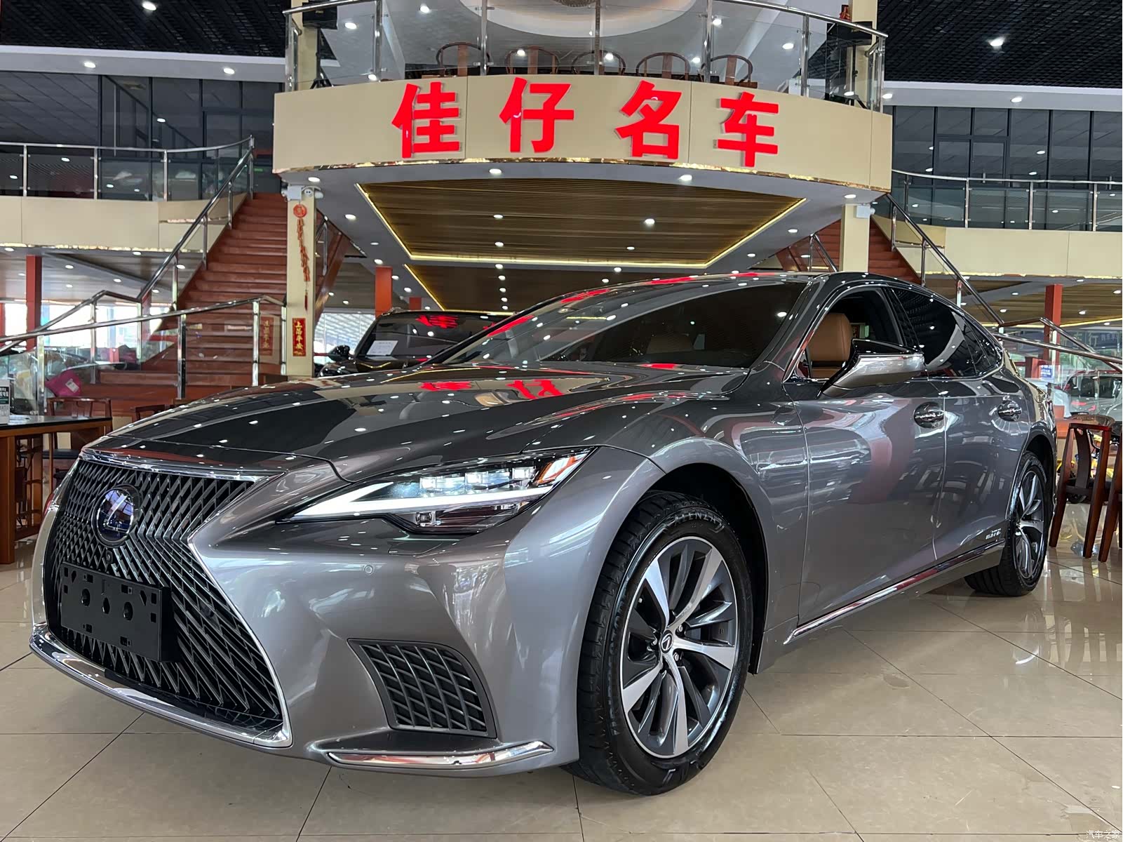 Lexus LS, 2021 1