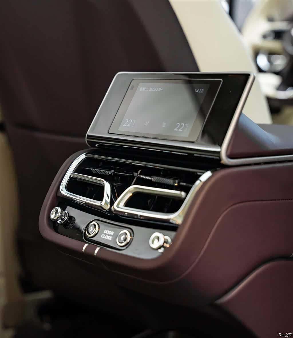 Bentley Bentayga, 2023 14