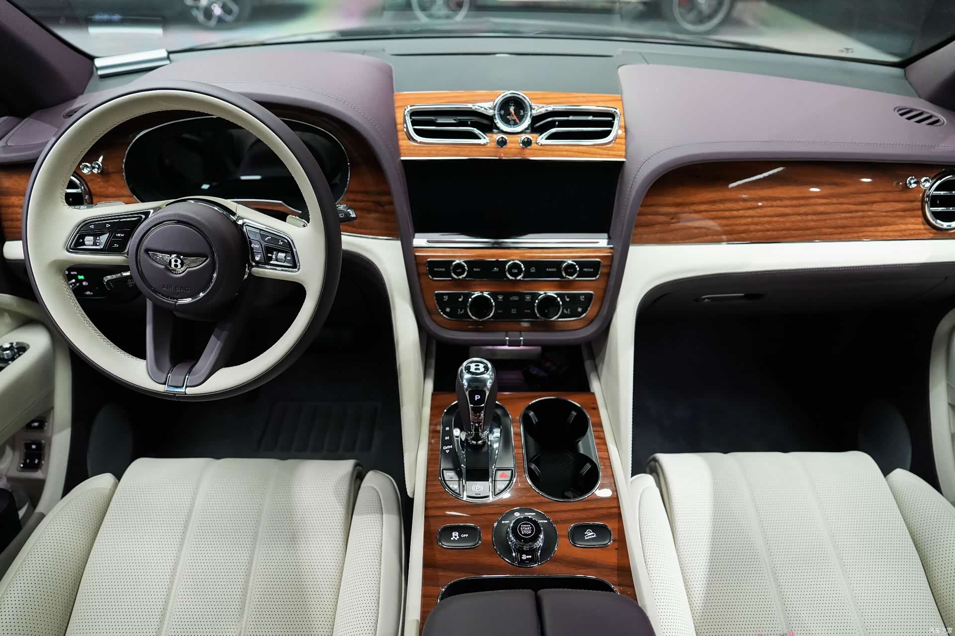 Bentley Bentayga, 2023 18