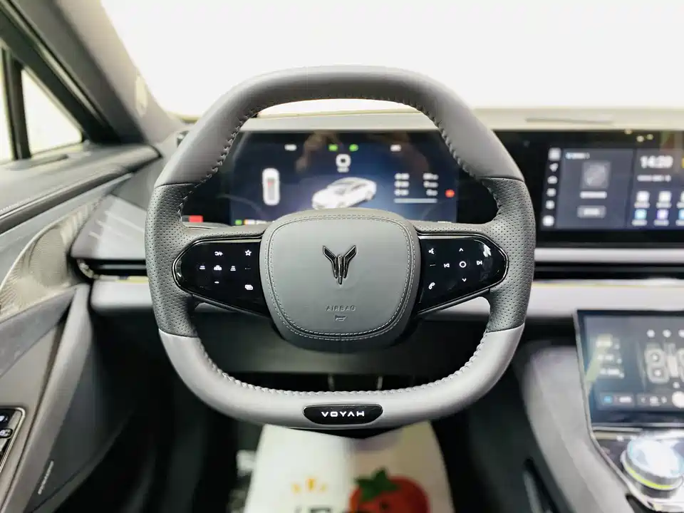 VOYAH Lantu chasing light