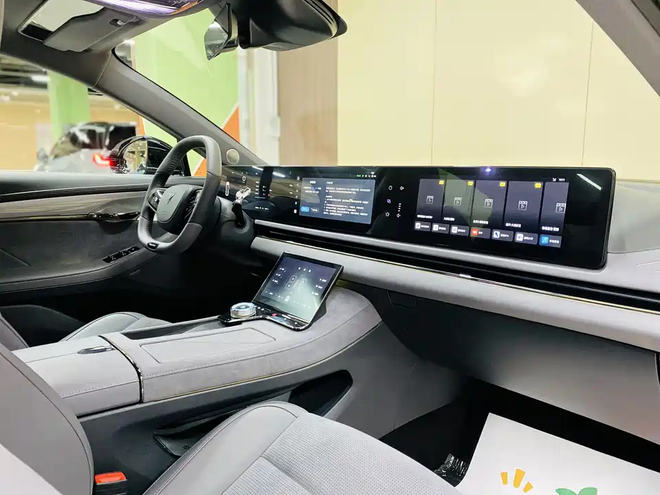 VOYAH Lantu chasing light