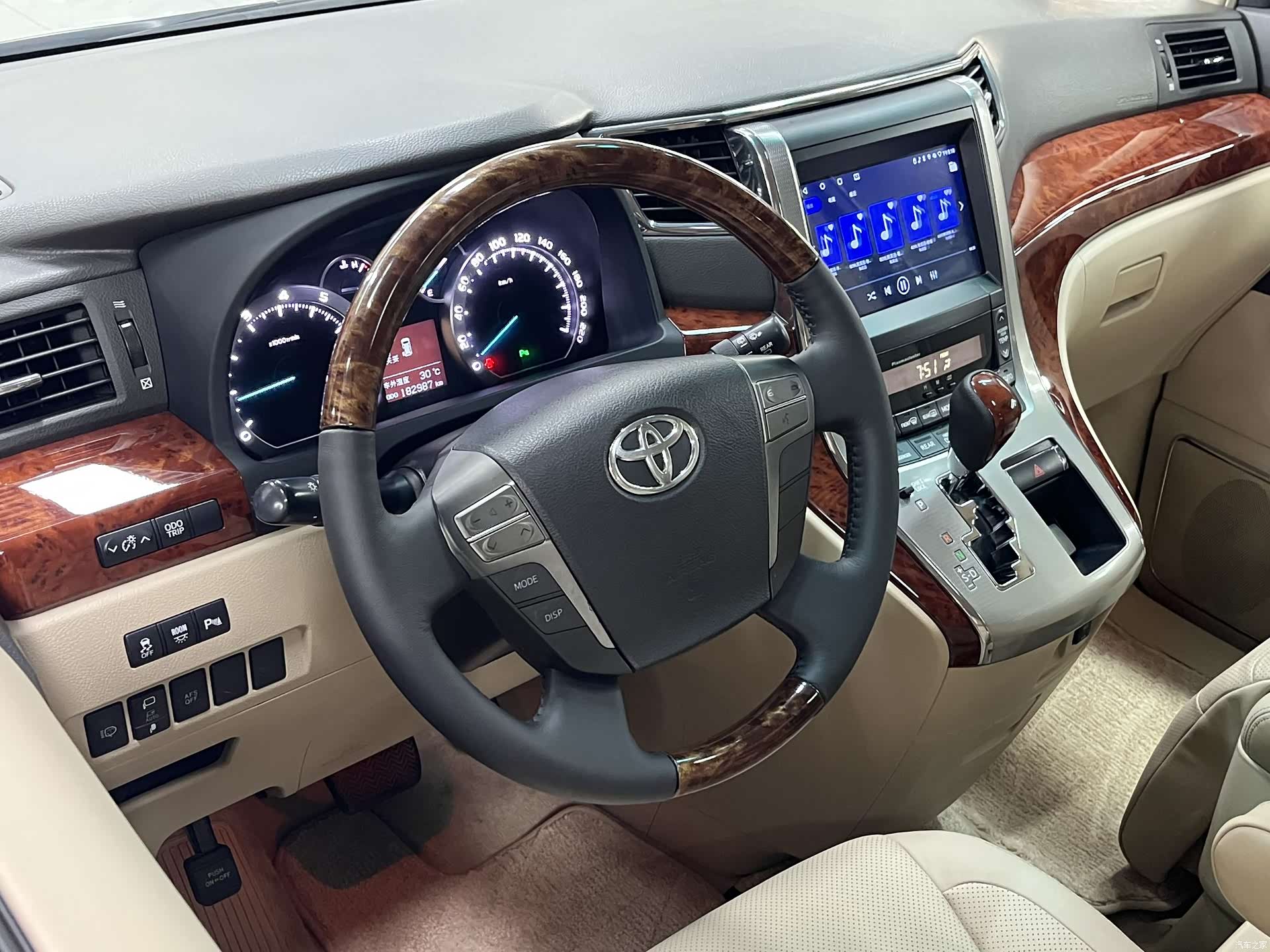 Toyota Alphard, 2011 10