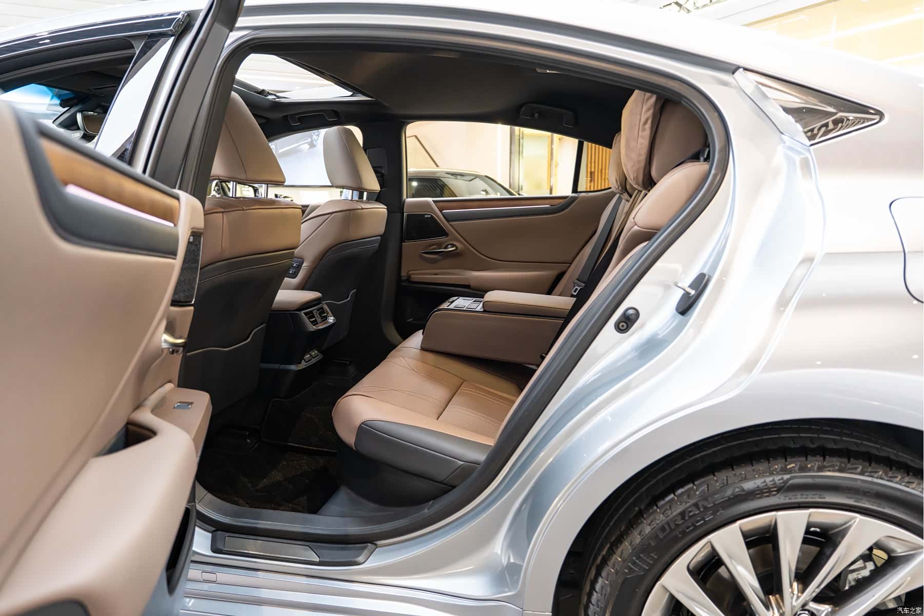 Lexus ES, 2025 10