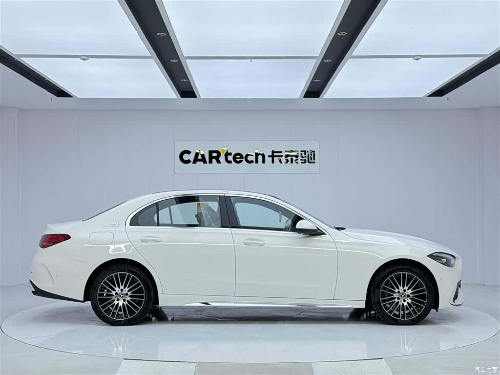 Mercedes-Benz C-Class, 2024 3