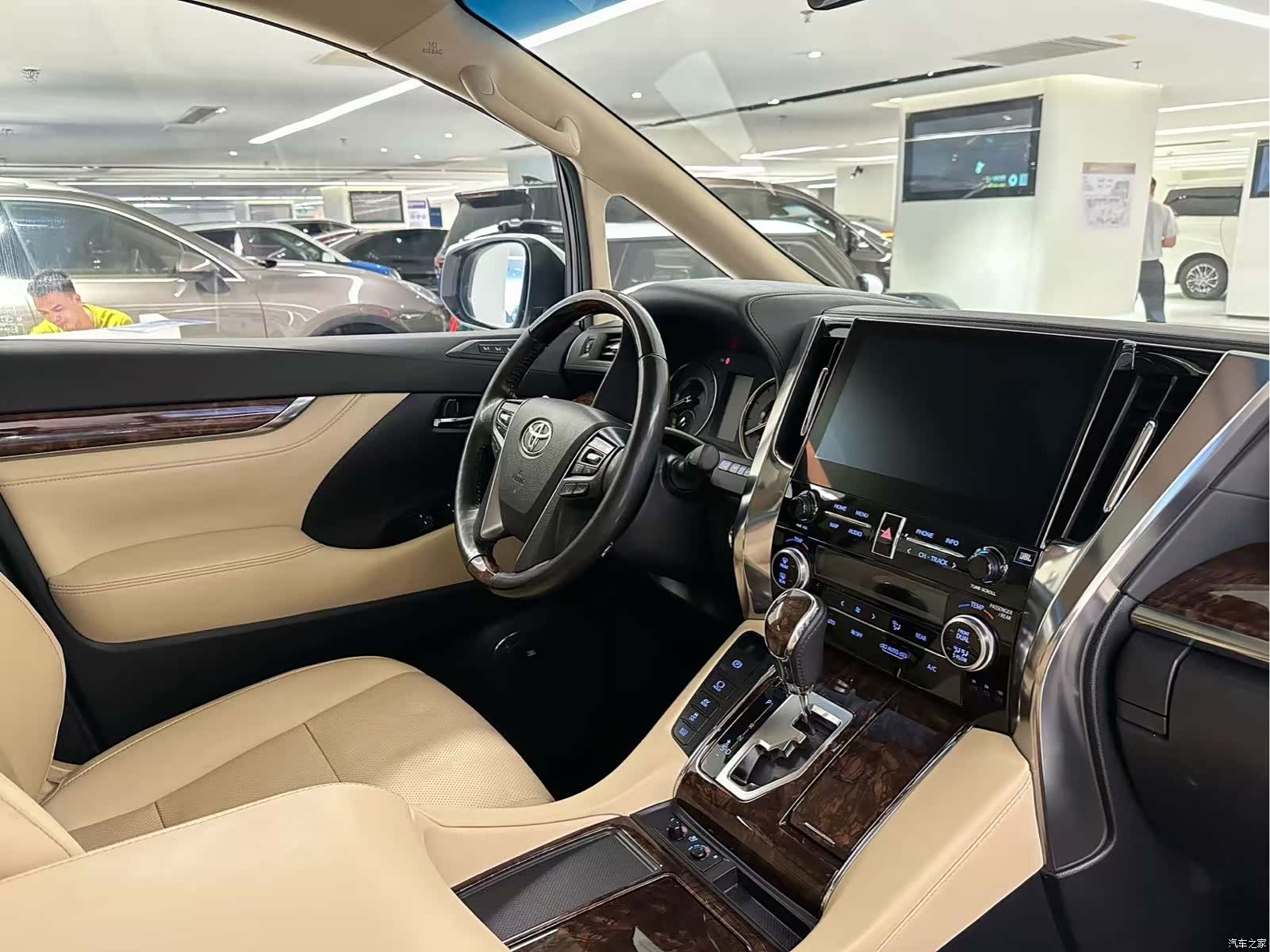 Toyota Alphard, 2023 13