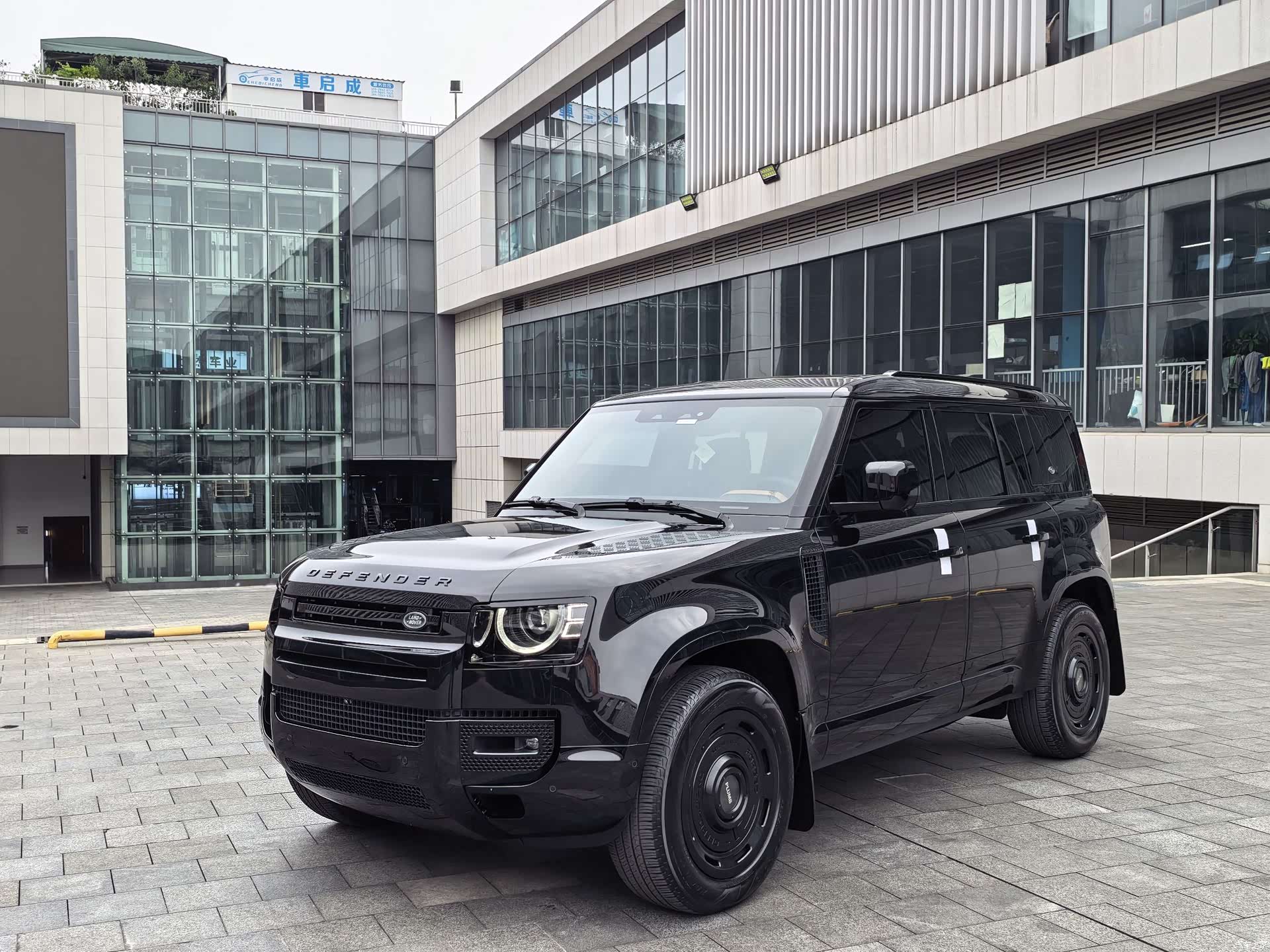 Land Rover Defender, 2024 1