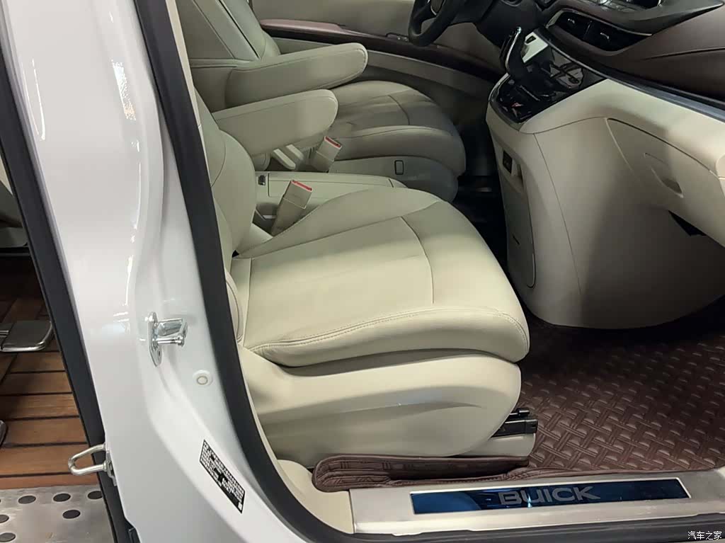 Buick GL8, 2021 3